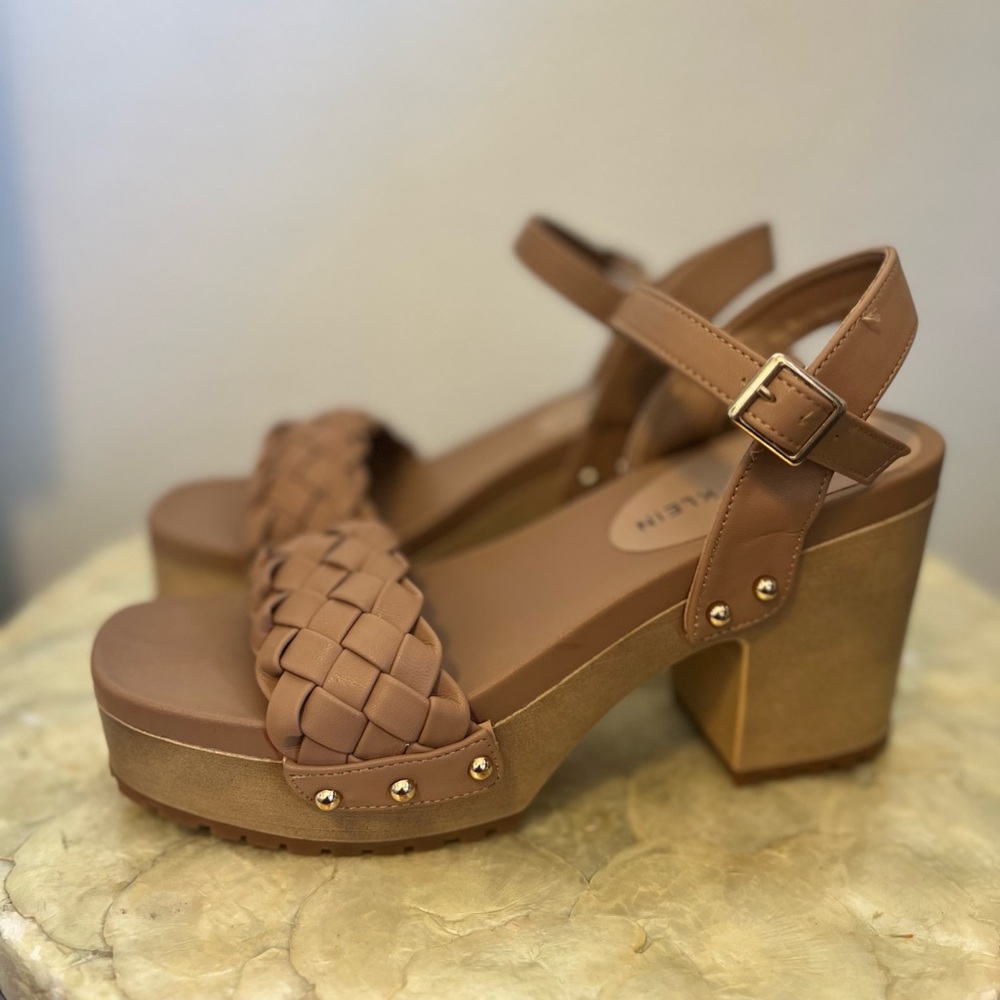 Nwot Anne Klein Loris Woven Ankle Strap Platform Sandal In Cognac
Size 8